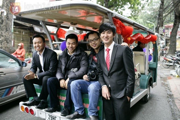 Độc đ&aacute;o lễ ăn hỏi bằng xe điện tại H&agrave; Nội 11