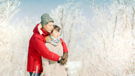 "Gi&oacute; m&ugrave;a đ&ocirc;ng" bị la &oacute; v&igrave; nhiều cảnh đụng chạm 7