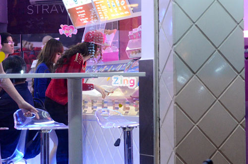 Angela Phương Trinh l&aacute;i xế hộp 2 tỷ mới tậu đi ăn kem 12