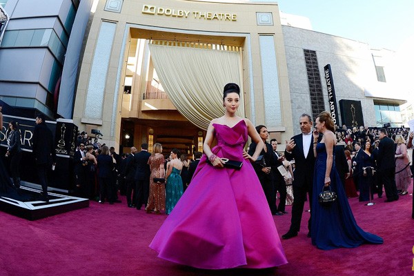 Phạm Băng Băng "lộ" sẹo dao k&eacute;o & dấu hiệu tuổi t&aacute;c tr&ecirc;n thảm đỏ Oscar 1