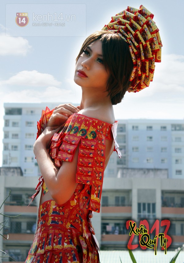 &Aacute;o d&agrave;i sexy l&agrave;m từ hơn 1.000 bao l&igrave; x&igrave; 4