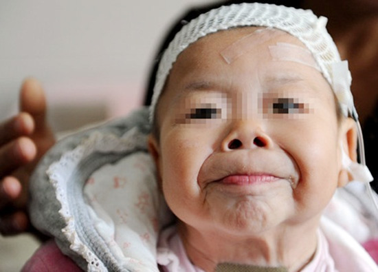 X&oacute;t xa những em b&eacute; trong h&igrave;nh h&agrave;i cụ gi&agrave; 8