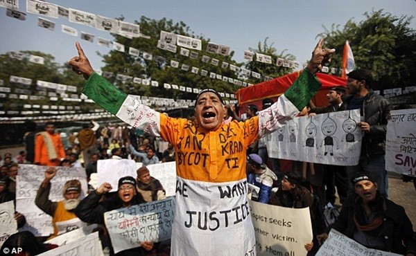 B&eacute; g&aacute;i 4 tuổi bị cưỡng hiếp rồi n&eacute;m xuống hồ đến chết 3