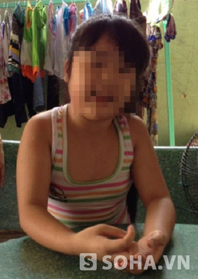 Bắt c&oacute;c học sinh tiểu học trước cổng trường để lột v&agrave;ng 2