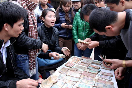 Sư giả, ăn xin &ldquo;bủa v&acirc;y&rdquo; Phủ Dầy 4