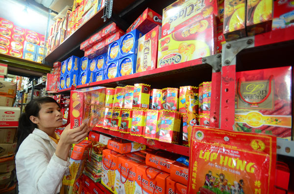 Thị trường b&aacute;nh kẹo, mứt Tết: H&agrave;ng nội chiếm ưu thế 4