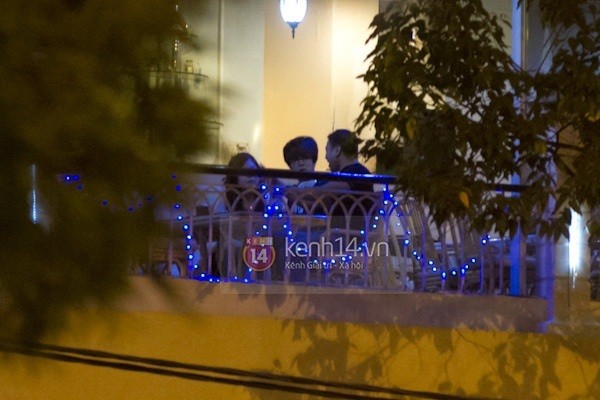 B&ugrave;i Anh Tuấn tận t&igrave;nh đưa Hương Tr&agrave;m về nh&agrave; 3