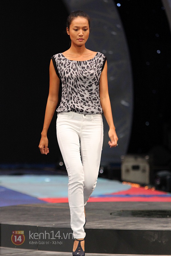 Tr&uacute;c Diễm tập bay, Ho&agrave;ng Th&ugrave;y lộ mặt mụn tập dượt chương tr&igrave;nh 19