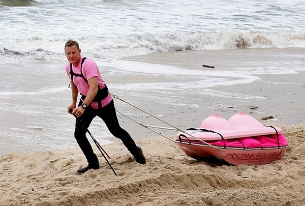 Người đ&agrave;n &ocirc;ng đi Nam Cực bằng... "&aacute;o ngực khổng lồ" 1