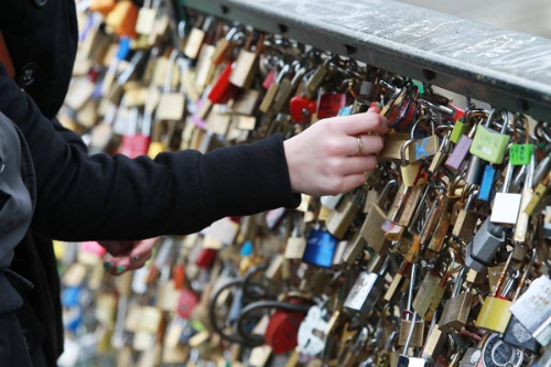 Độc đ&aacute;o c&acirc;y cầu ngh&igrave;n kh&oacute;a thơ mộng nhất Paris 11