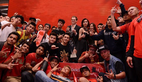 Hồ Ngọc H&agrave; so vai trần với Th&aacute;i Y L&acirc;m 11