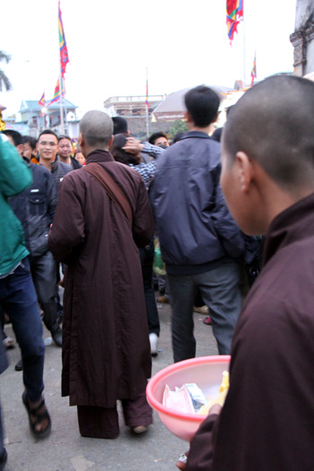 Sư giả, ăn xin &ldquo;bủa v&acirc;y&rdquo; Phủ Dầy 12