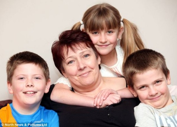 B&eacute; g&aacute;i sinh ra với một nửa tr&aacute;i tim 4