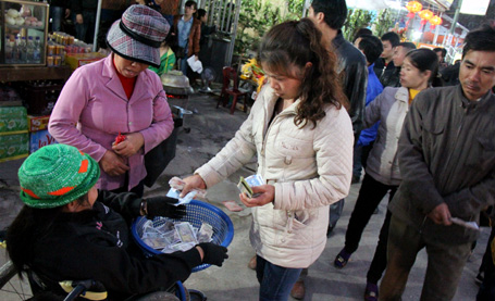 Sư giả, ăn xin &ldquo;bủa v&acirc;y&rdquo; Phủ Dầy 26