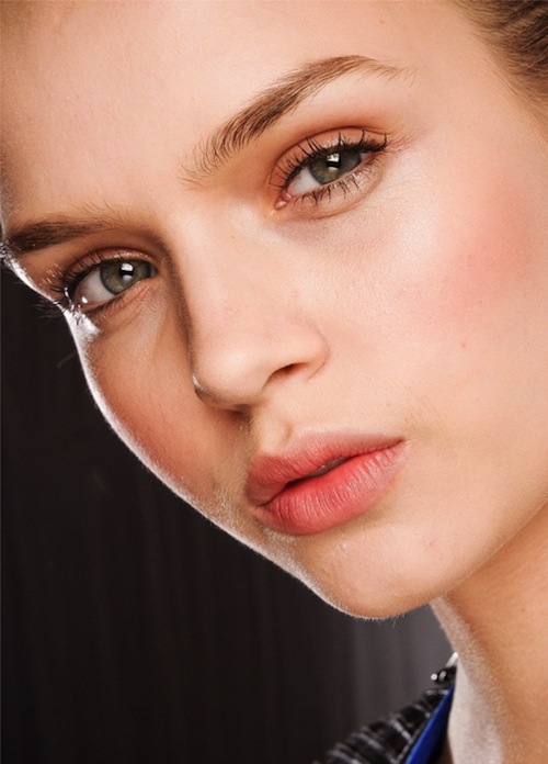 7 mẹo nhỏ gi&uacute;p bạn để mặt mộc m&agrave; vẫn xinh đẹp 4