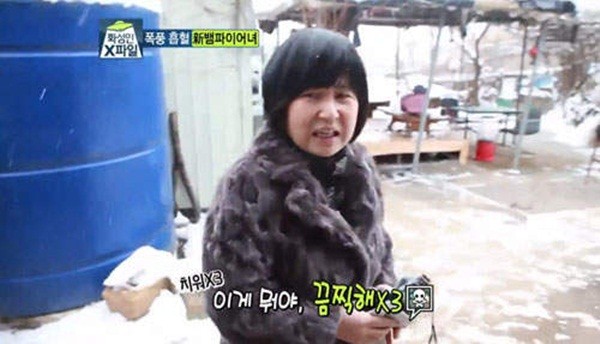 2 người đẹp H&agrave;n uống m&aacute;u tươi như ma c&agrave; rồng 17