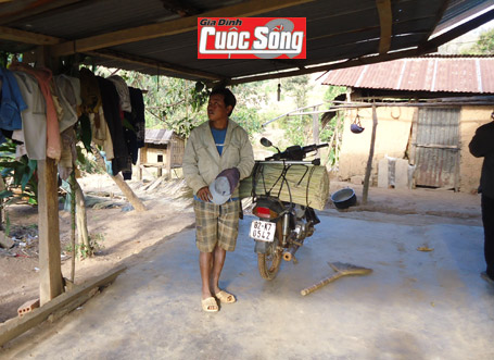 Bố mẹ mải bắt trăn, bỏ qu&ecirc;n 2 con giữa rừng thẳm 5