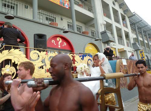 Đ&aacute;m cưới lạ l&ugrave;ng của cặp đ&ocirc;i t&iacute; hon 4