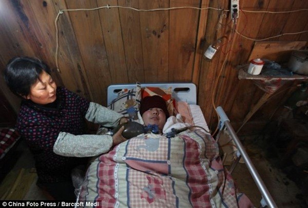 Cảm động gia đ&igrave;nh tự chế m&aacute;y thở cứu con 1