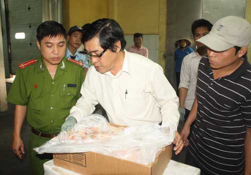 Thực phẩm hết hạn "tấn c&ocirc;ng" Tết 2