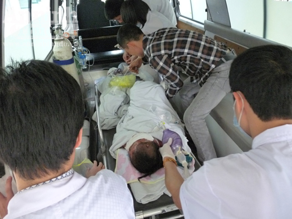 D&igrave; ruột ch&aacute;u b&eacute; 5 tuổi bị &ocirc;ng nội thi&ecirc;u sống su&yacute;t lĩnh đ&ograve;n hội đồng 3