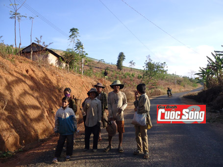 Bố mẹ mải bắt trăn, bỏ qu&ecirc;n 2 con giữa rừng thẳm 4