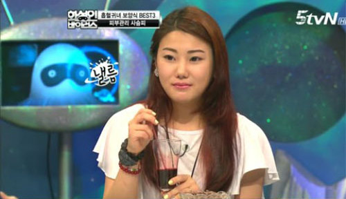 2 người đẹp H&agrave;n uống m&aacute;u tươi như ma c&agrave; rồng 3