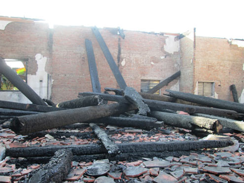 Con trai đốt nh&agrave; v&igrave; mẹ kh&ocirc;ng cho tiền 6