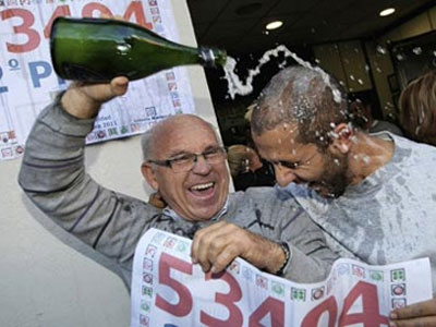 "Ph&aacute;t cuồng" v&igrave; cả l&agrave;ng tr&uacute;ng số độc đắc 1