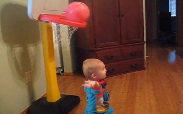 Cư d&acirc;n mạng ph&aacute;t sốt với "thần đồng b&oacute;ng rổ 2 tuổi" 1