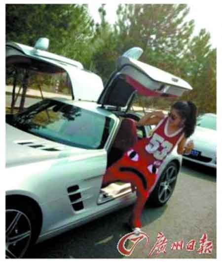 "Ch&acirc;n d&agrave;i" g&acirc;y sốc v&igrave; khoe... tiền v&agrave; da thịt 2