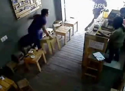 "T&ocirc;i sững sờ khi bị cướp iPad trong qu&aacute;n c&agrave; ph&ecirc;" 2