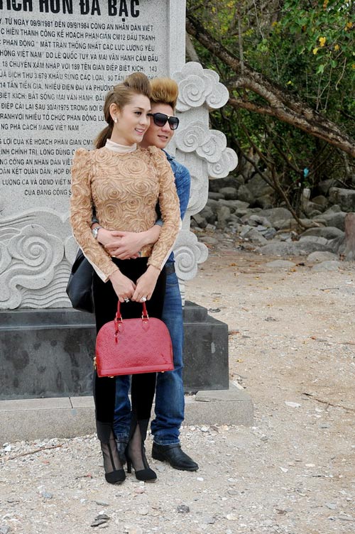 L&acirc;m Chi Khanh v&agrave; bạn trai t&igrave;nh tứ ở biển 5