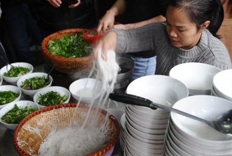 Phở H&agrave; Nội lạ l&ugrave;ng trong mắt ph&oacute;ng vi&ecirc;n ngoại 1