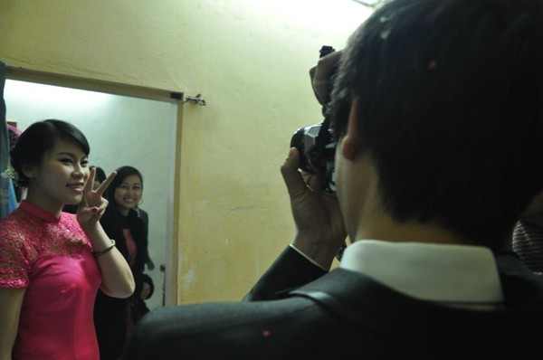 Độc đ&aacute;o lễ ăn hỏi bằng xe điện tại H&agrave; Nội 1