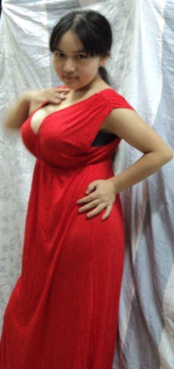 Sốc với bộ ngực "khổng lồ" của b&eacute; g&aacute;i 11 tuổi 4