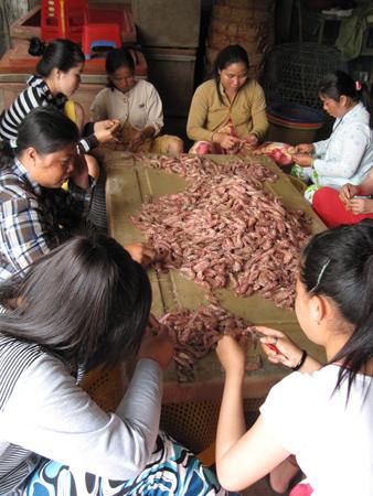 "C&ocirc;ng nghệ" chế biến t&ocirc;m kh&ocirc; tẩm h&oacute;a chất 3