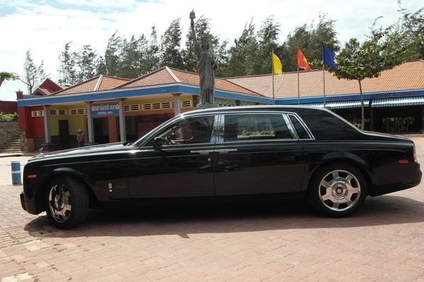 Đại gia L&ecirc; &Acirc;n t&igrave;nh tứ đi dạo tr&ecirc;n Rolls Royce với vợ trẻ  7