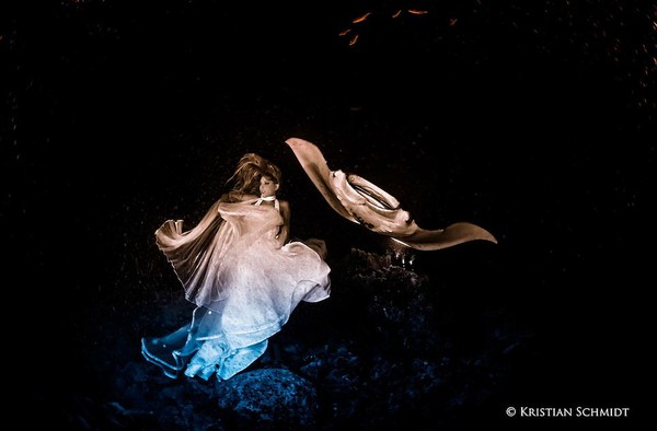 Bộ ảnh người đẹp nhảy m&uacute;a c&ugrave;ng c&aacute; đuối 6