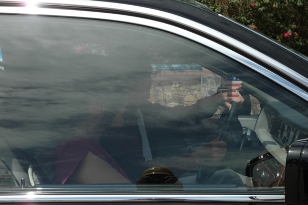 Đại gia L&ecirc; &Acirc;n t&igrave;nh tứ đi dạo tr&ecirc;n Rolls Royce với vợ trẻ  9