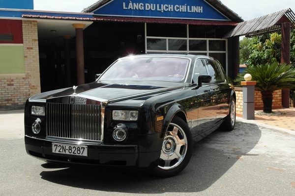 Đại gia L&ecirc; &Acirc;n t&igrave;nh tứ đi dạo tr&ecirc;n Rolls Royce với vợ trẻ  4