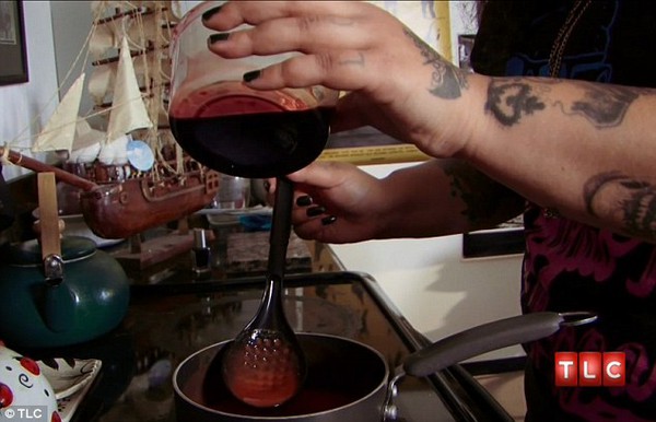 C&ocirc; g&aacute;i mỗi ng&agrave;y uống 1 l&iacute;t... m&aacute;u lợn 4