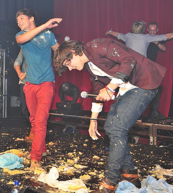 Khi "sao" thi nhau "th&aacute;c loạn" trong tiệc sinh nhật 2