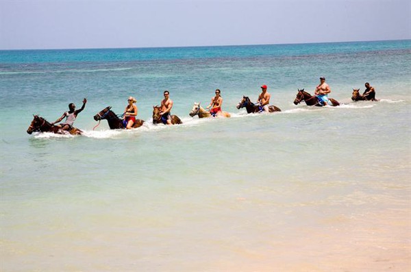 Tận hưởng th&aacute;ng 1 với những b&atilde;i biển tuyệt vời nhất thế giới 6