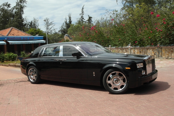 Đại gia L&ecirc; &Acirc;n t&igrave;nh tứ đi dạo tr&ecirc;n Rolls Royce với vợ trẻ  10