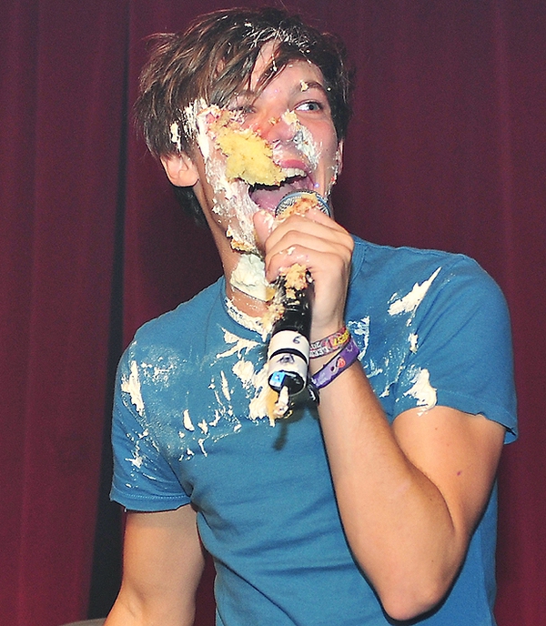 Khi "sao" thi nhau "th&aacute;c loạn" trong tiệc sinh nhật 3