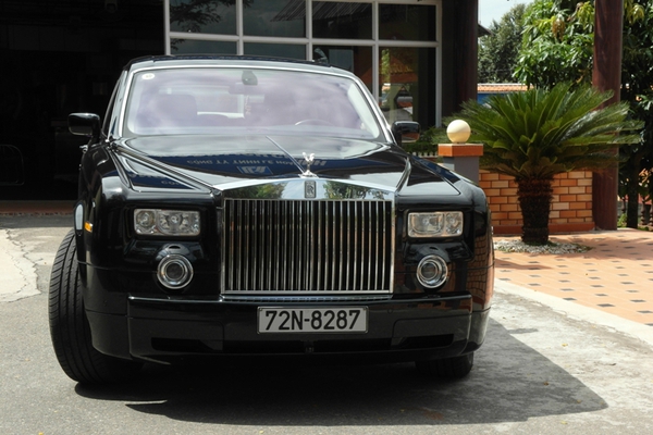 Đại gia L&ecirc; &Acirc;n t&igrave;nh tứ đi dạo tr&ecirc;n Rolls Royce với vợ trẻ  5