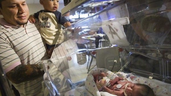 B&agrave; mẹ sinh con kiểu... 70 triệu ca mới c&oacute; một 2