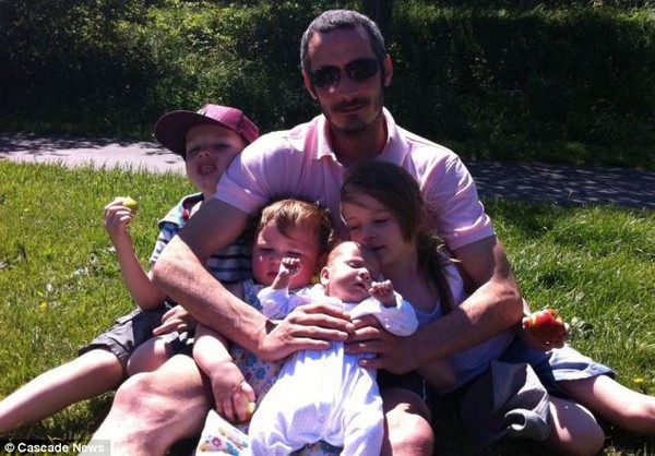 Cho&aacute;ng với b&agrave; mẹ "mắn đẻ", 9 th&aacute;ng sinh con 2 lần 3