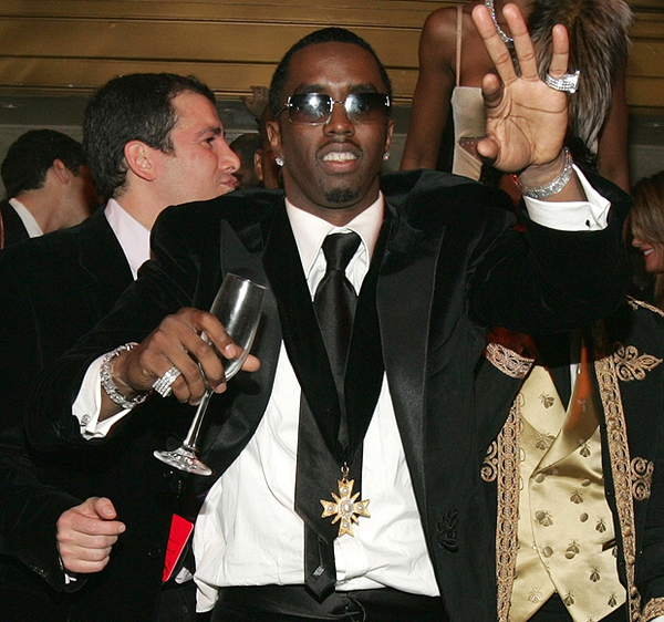 Khi "sao" thi nhau "th&aacute;c loạn" trong tiệc sinh nhật 11